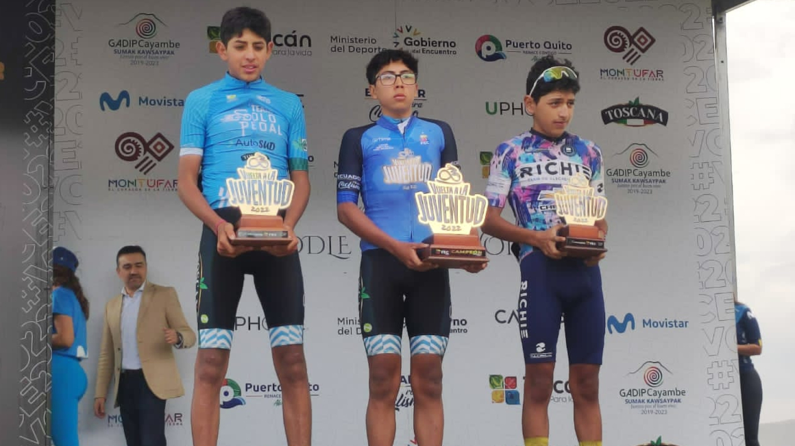 Mateo Ramírez, con su premio de la Vuelta a la Juventud 2022.