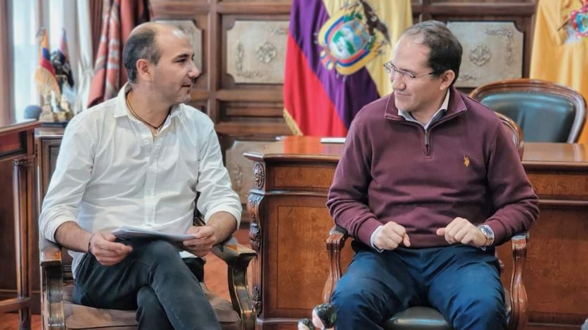 El prefecto electo del Azuay, Juan Cristóbal Lloret, y el gobernador Matías Abad conversan sobre seguridad, el 20 de abril de 2023.