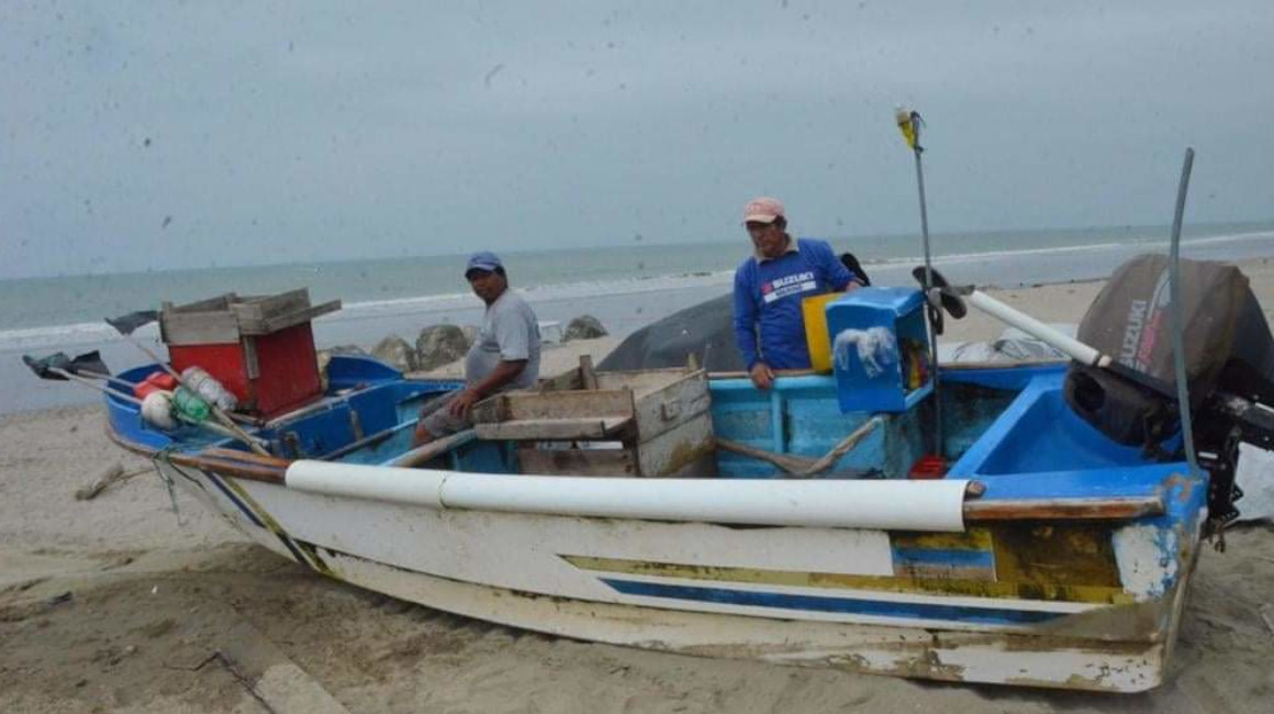 Los pescadores artesanales denuncian que barcos más grandes perjudican la pesca en Manabí. 