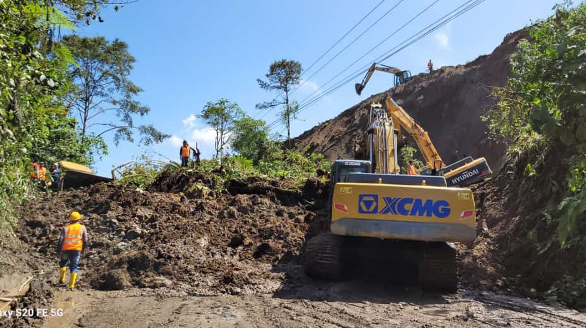 Trabajadores de la Prefectura limpian la tierra luego de un deslizamiento, este 22 de abril, en la vía Calacalí.