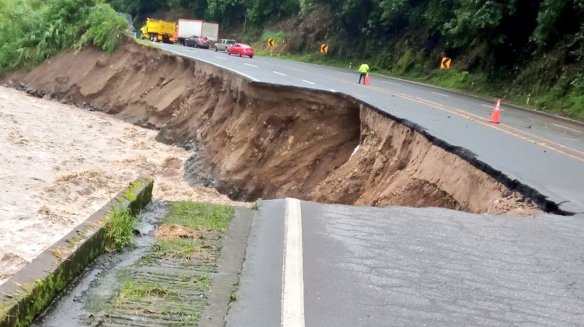 Imagen de la situación en la Alóag - Santo Domingo, con pérdida de meseta de vía en el km 56.