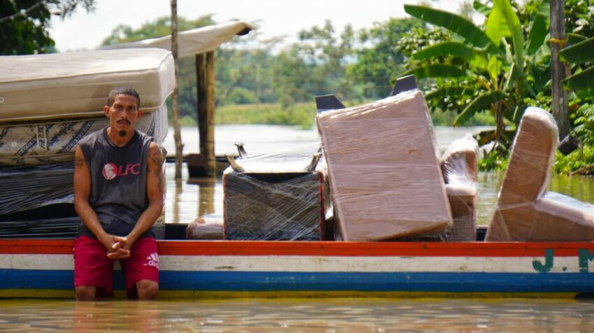 Familias sacaron en canoas muebles y colchones de sus casas, ante las inundaciones en el cantón Balzar, provincia del Guayas. 