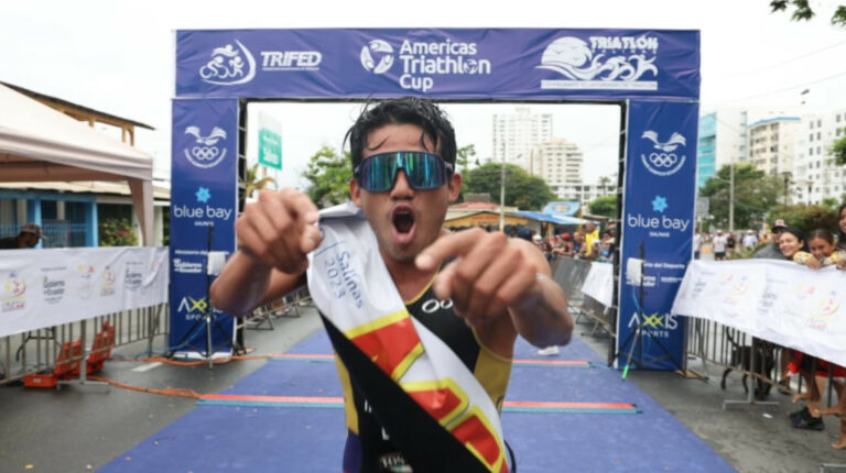 El ecuatoriano Armando Matute festeja tras ganar el Campeonato Panamericano de Triatlón en Salinas, el 13 de abril de 2023.