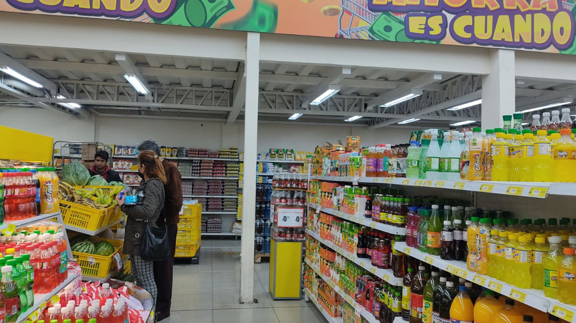 Imagen referencial de clientes en un supermercado en enero de 2023.