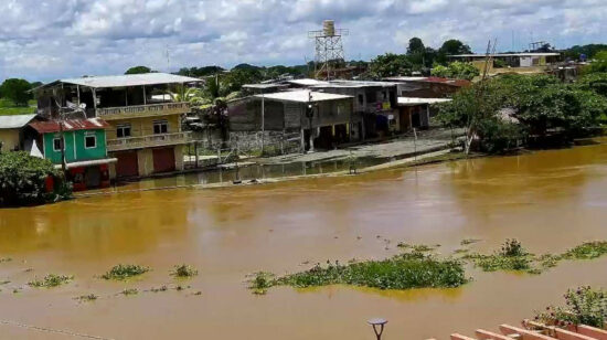 Calles completamente anegadas en cuatro cantones de Guayas