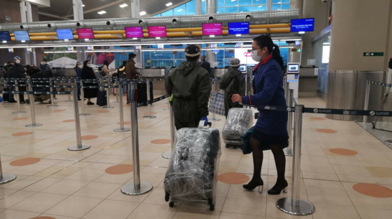 Imagen referencial de pasajeros en el Aeropuerto de Quito, en 2020.