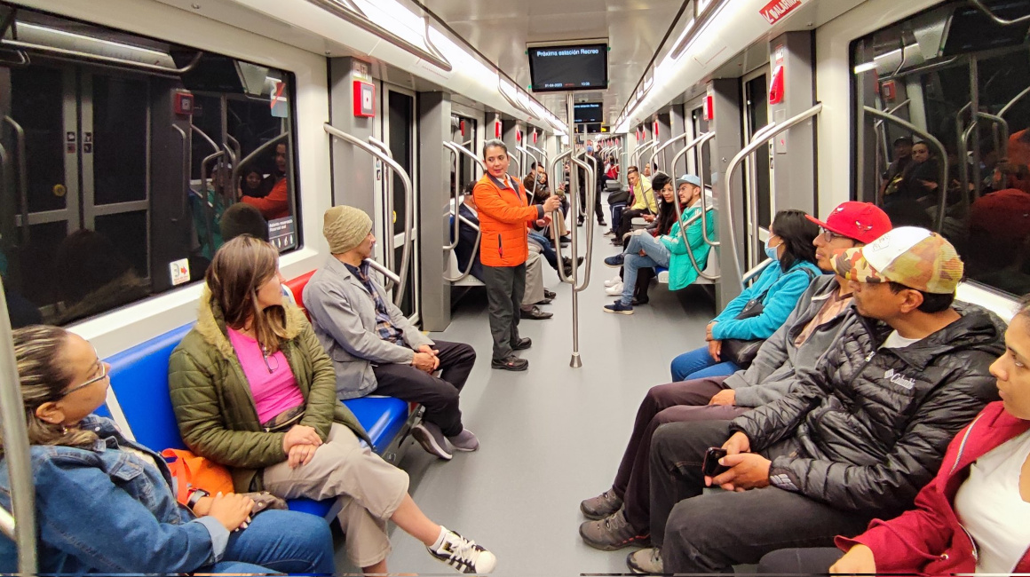 Pasajeros en el Metro de Quito, el 24 de abril de 2023.