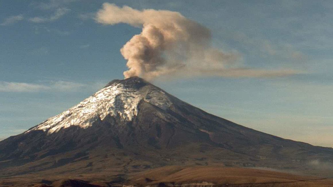Imagen referencial de la emisión de ceniza del volcán Cotopaxi, en febrero de 2023.