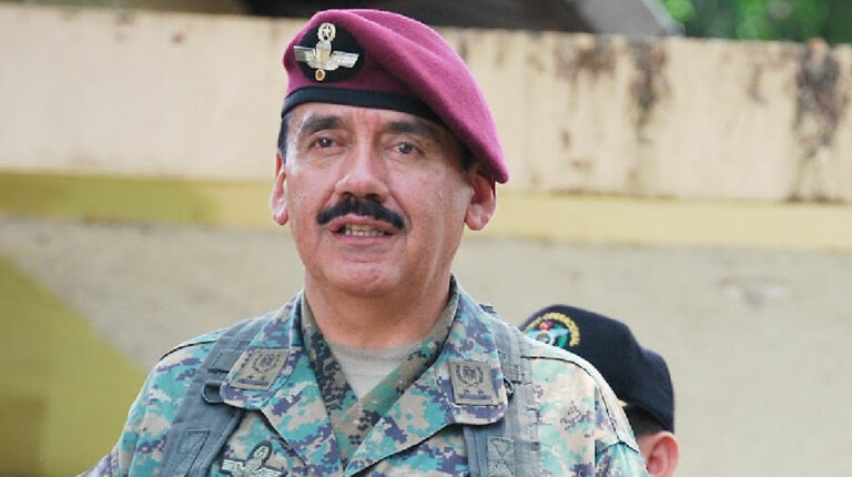 Wagner Bravo, general en servicio pasivo de las FF.AA., durante el relevo del mando militar en Esmeraldas, en 2012.