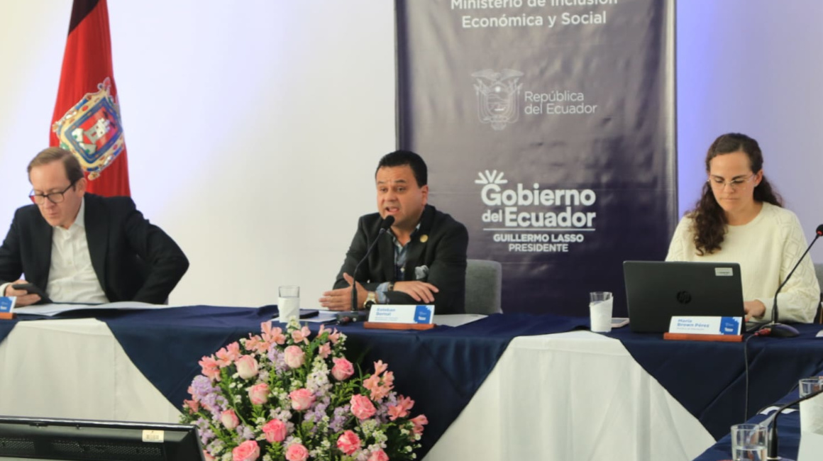 De izquierda a derecha: el titular de la Secretaría Ecuador Crece Sin Desnutrición Infantil, Erwin Ronquillo; el ministro del MIES, Esteban Bernal; y la ministra de Educación, María Brown, en una rueda de prensa en Quito, el 25 de abril de 2023.