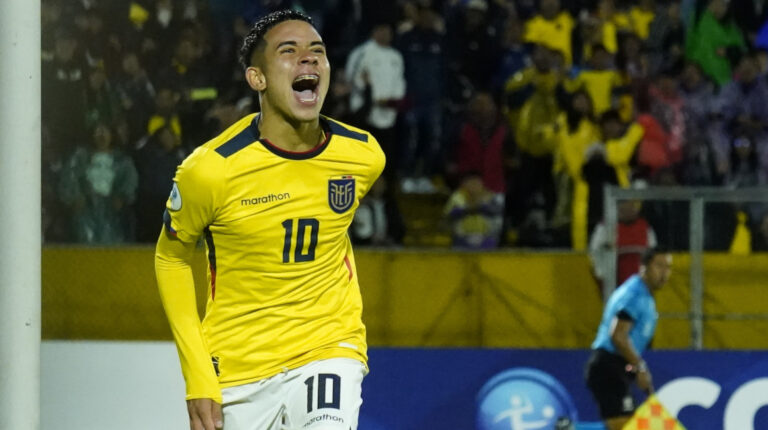 Kendry Páez festeja el gol de Ecuador ante Venezuela, en la última fecha del Sudamericano Sub 17, el 22 de abril de 2023.