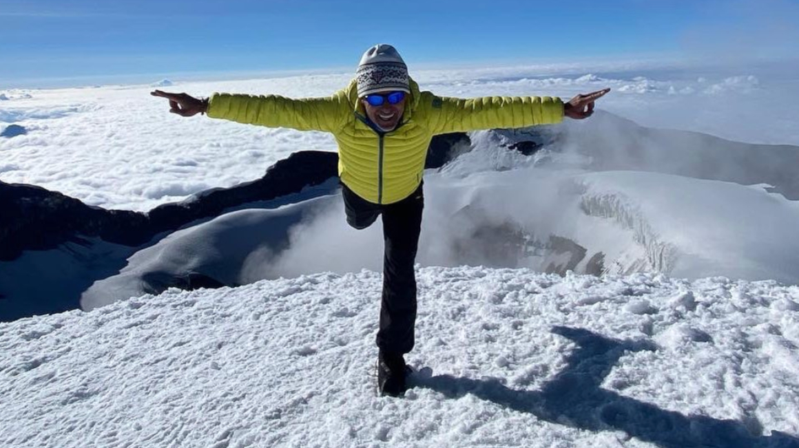 El montañista Iván Vallejo, durante un ascenso al Volcán Cotopaxi, en abril de 2021.