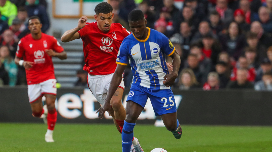 Moisés Caicedo, del Brighton, disputa un balón durante el encuentro contra el Nottingham Forest  por la Premier League.