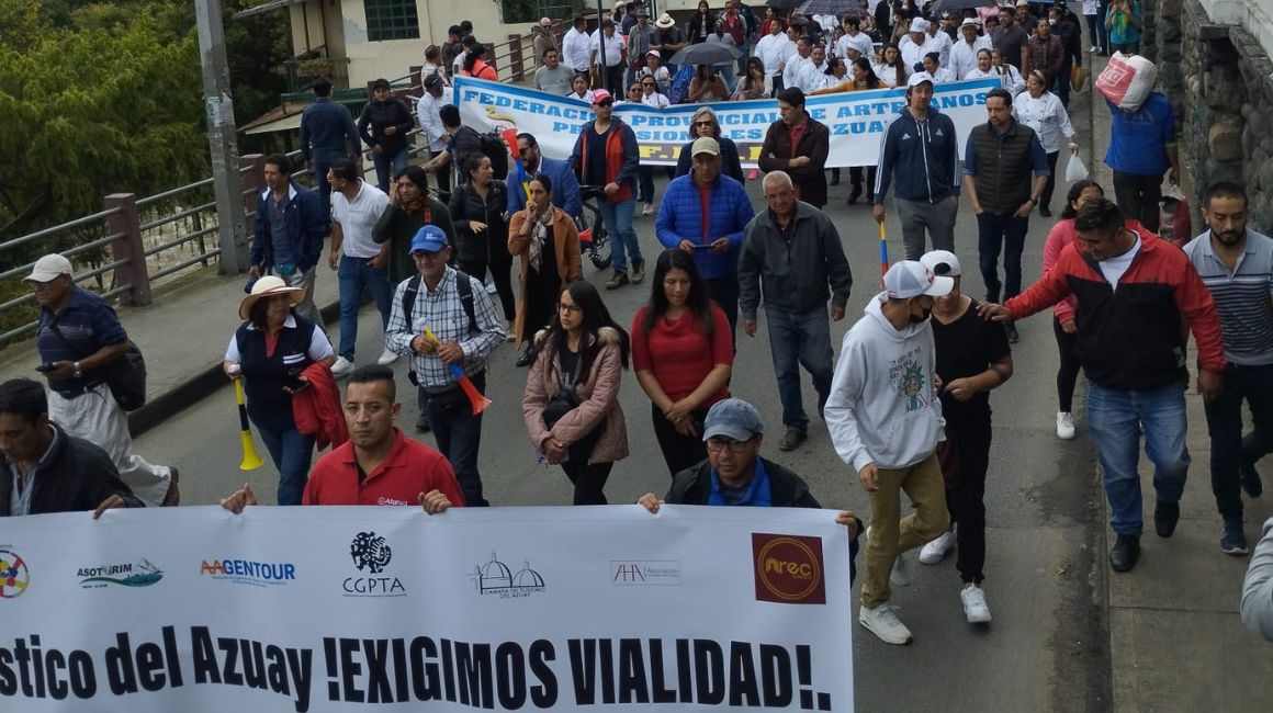 Decenas de ciudadanos se movilizan por el centro histórico de Cuenca el 27 de abril de 2023. 