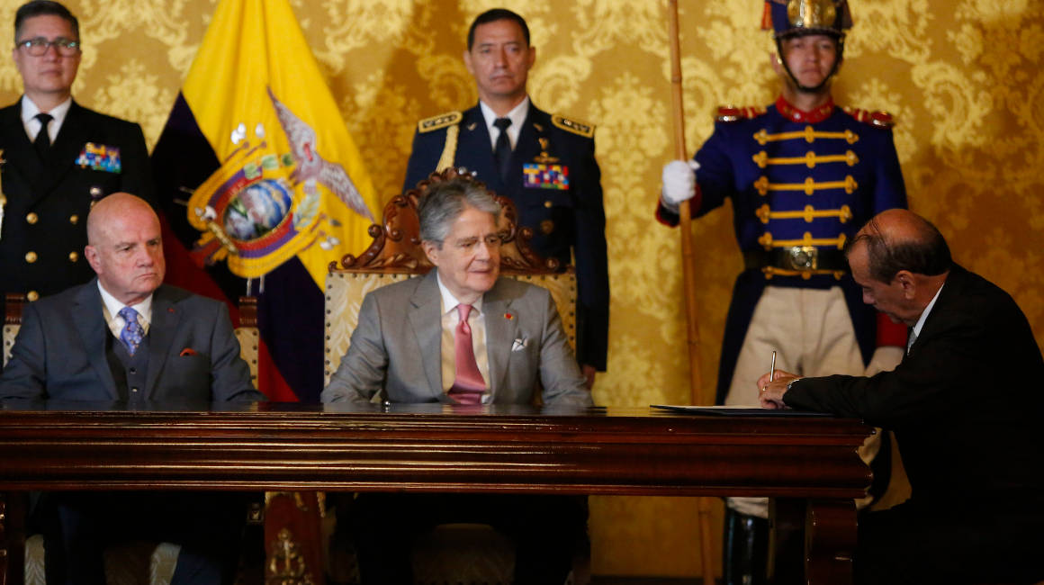 El presidente Guillermo Lasso posesionó a nuevas autoridades de seguridad, los generales en servicio pasivo Wagner Bravo y Paco Moncayo. Quito, 26 de abril de 2023