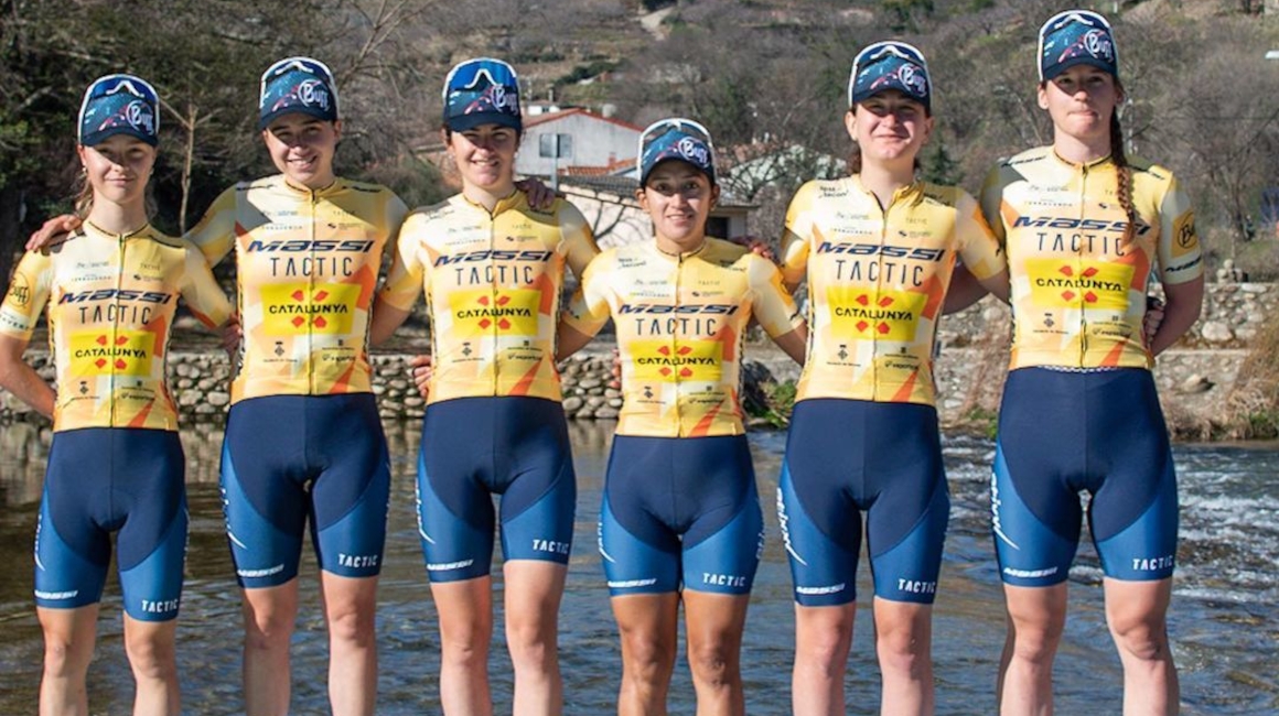 Miryam Núñez (centro) junto a sus compañeras del Massi-Tactic Women, durante la Vuelta a Extremadura, en marzo de 2023. 