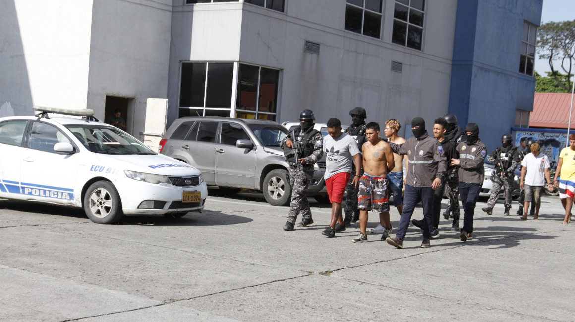 Integrantes de la banda Mafia 18-Tiburones detenidos el 27 de abril de 2023 en Guayaquil.