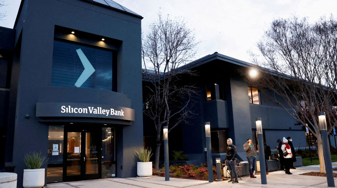 Clientes en los exteriores de la matriz de Silicon Valley Bank, en California, el 13 de marzo de 2023.