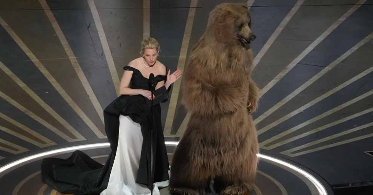 La actriz Elizabeth Banks y un oso alusivo a 'Cocaine Bear', en los premios Oscar 2023.