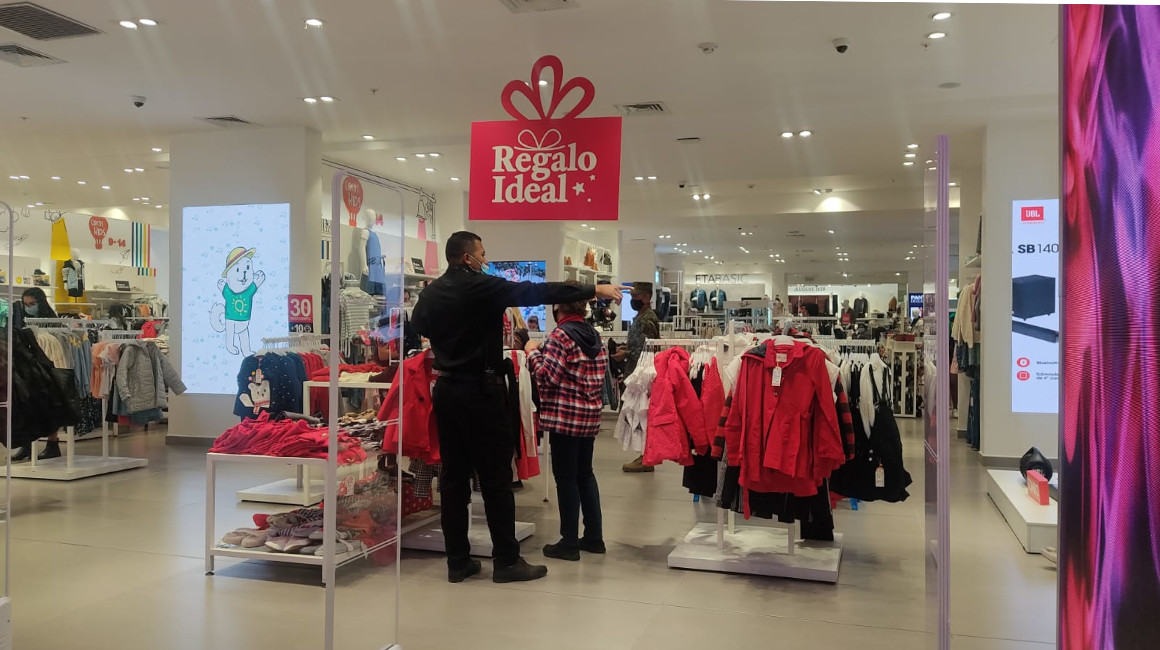 Imagen referencial de compradores en un centro comercial en el norte de Quito, diciembre de 2022.
