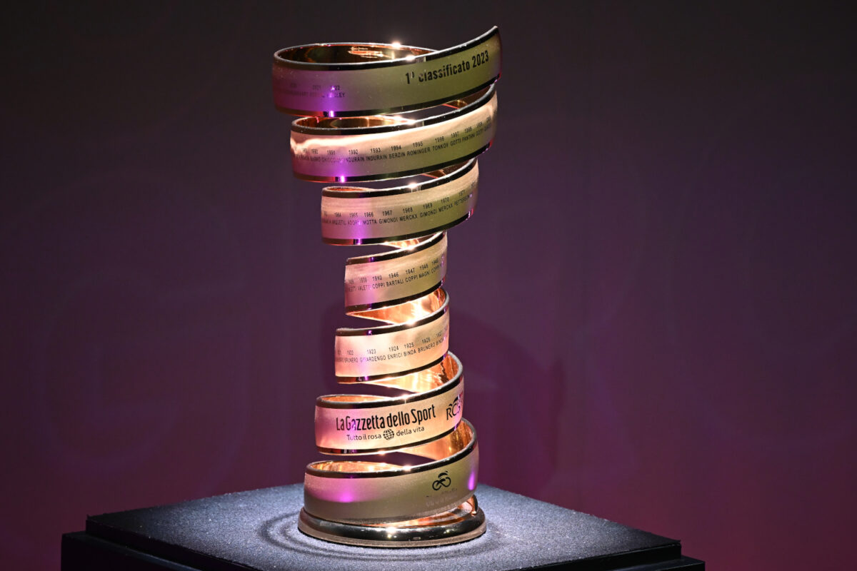 Imagen del trofeo senza fine, que se entrega al ganador de cada edición del Giro de Italia.