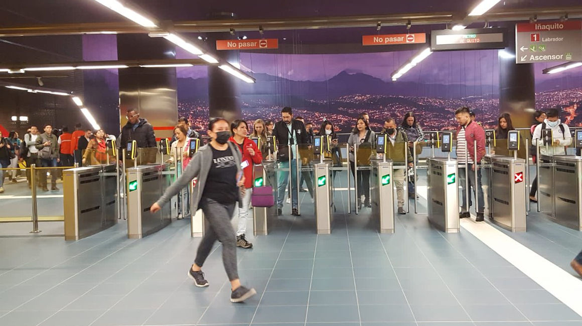Pasajeros ingresan a una estación del Metro de Quito, el 28 de abril de 2023.