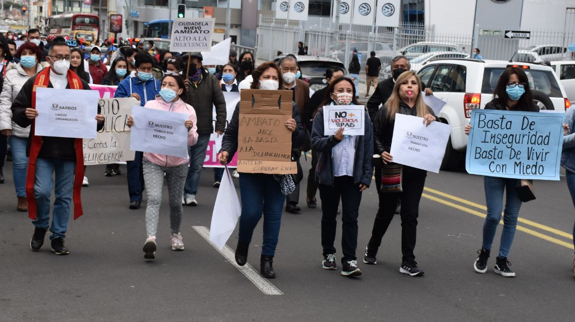 Habitantes de Ambato participan en la marcha por la seguridad, el 28 de abril de 2023.
