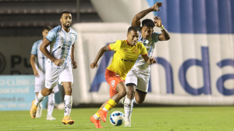 Rómulo Otero, de Aucas, en el partido ante Guayaquil City en el estadio Gonzalo Pozo Ripalda, el 28 de abril de 2023.