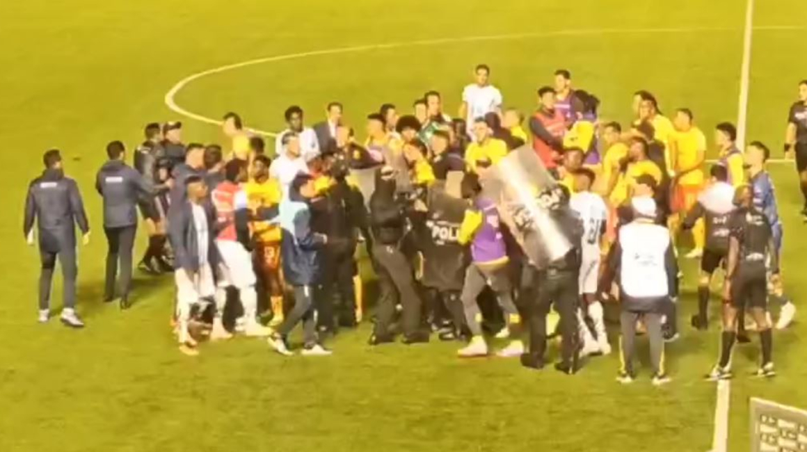 Jugadores de Aucas y Guayaquil City se enfrentaron en una pelea, en el estadio Gonzalo Pozo Ripalda el 28 de abril de 2023.