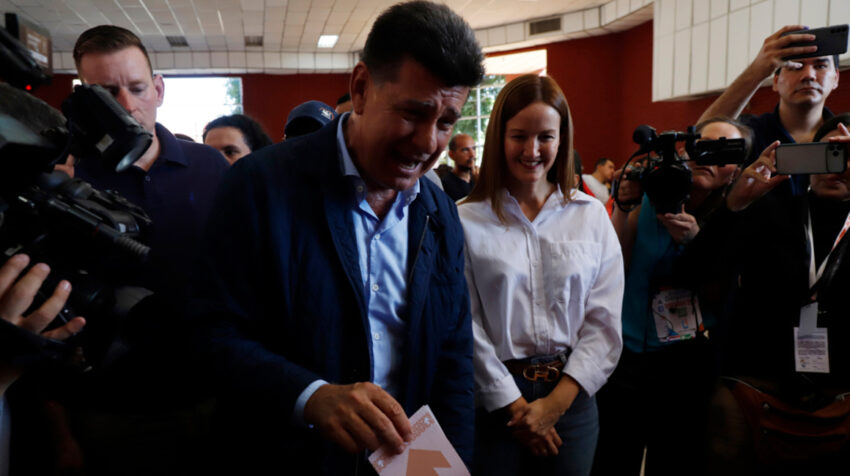 El candidato presidencial paraguayo Efraín Alegre vota hoy en Lambaré (Paraguay). 30 de abril de 2023