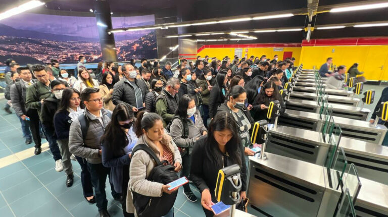 Personas en una estación del Metro de Quito, el 25 de abril de 2023.