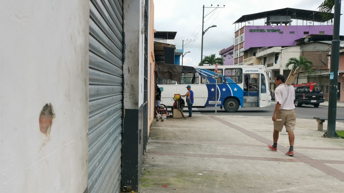 Las paredes de un taller mecánico quedaron impactadas por proyectiles de bala tras ataque armado en Gómez Rendón y la 14, al suroeste de Guayaquil.