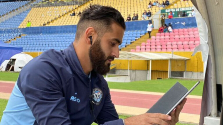 Ahmad Tayarani, analista de datos del Guayaquil City, durante un partido en el estadio Atahualpa por la LigaPro 2023.