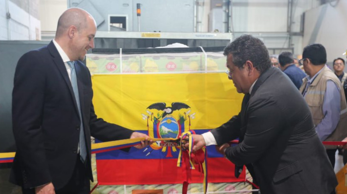 Ministro de Producción, Julio José Prado, y ministro de Agricultura, Eduardo Izaguirre, en el acto por el primer envío de pitahaya a China, el 10 de abril de 2023.