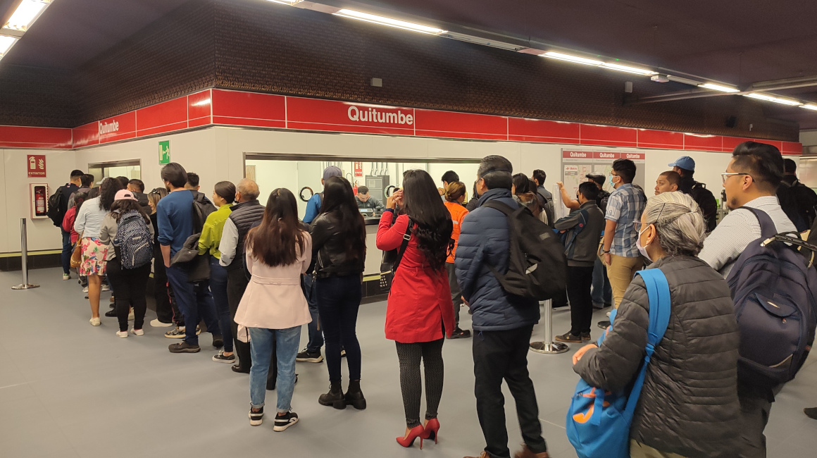 Usuarios en la estación Quitumbe del Metro de Quito, el 2 de mayo de 2023.