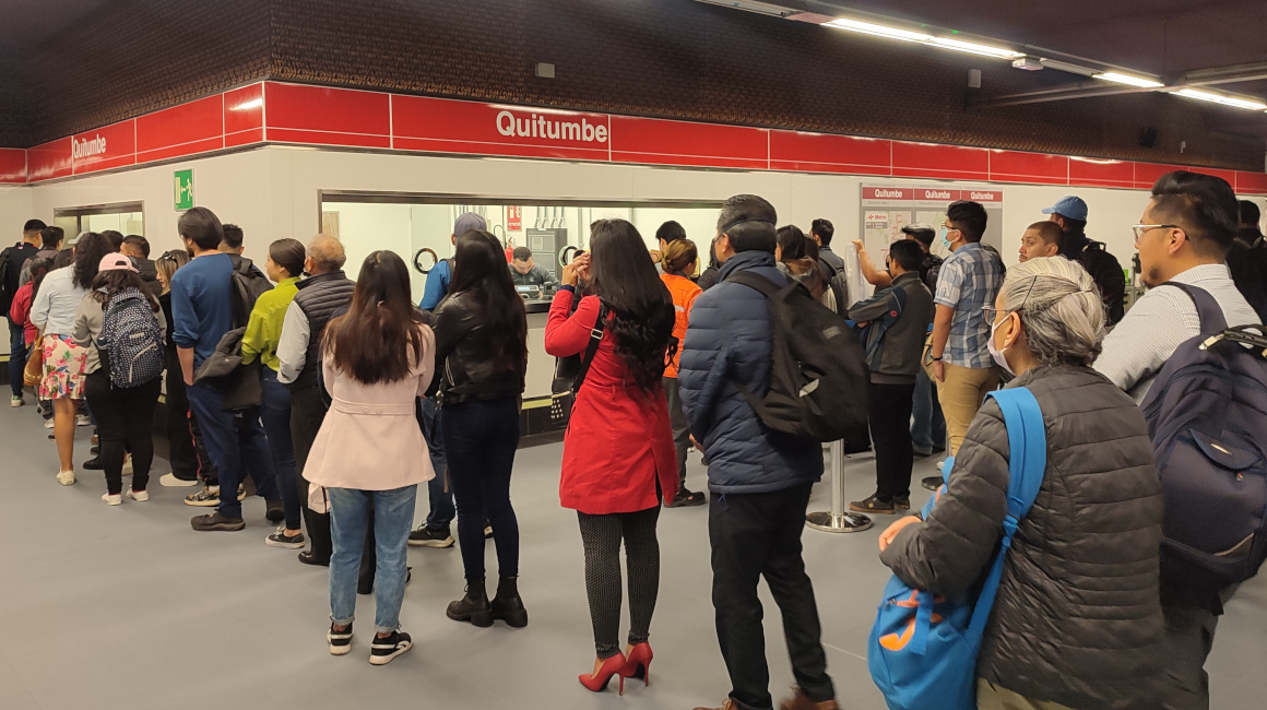 Cientos de usuarios en la estación Quitumbe del Metro de Quito, el 2 de mayo de 2023.