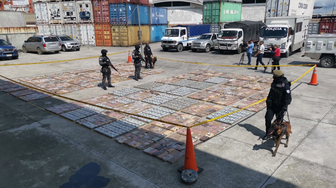 Antinarcóticos presentó este martes 2 de mayo del 2023, en el sur de Guayaquil,  dos toneladas de cocaína incautadas. 