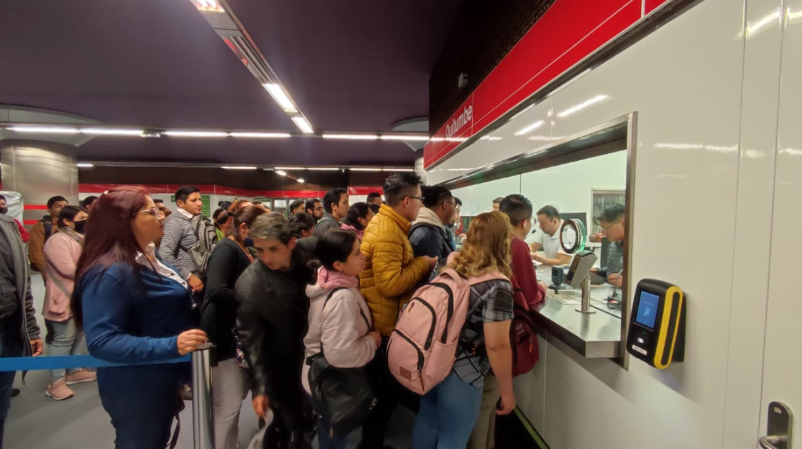 Quito: persisten problemas en el segundo día de operación del Metro