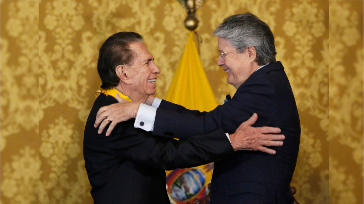 El presidente Guillermo Lasso condecoró a Alfonso Espinosa de los Monteros, el 3 de mayo de 2023.