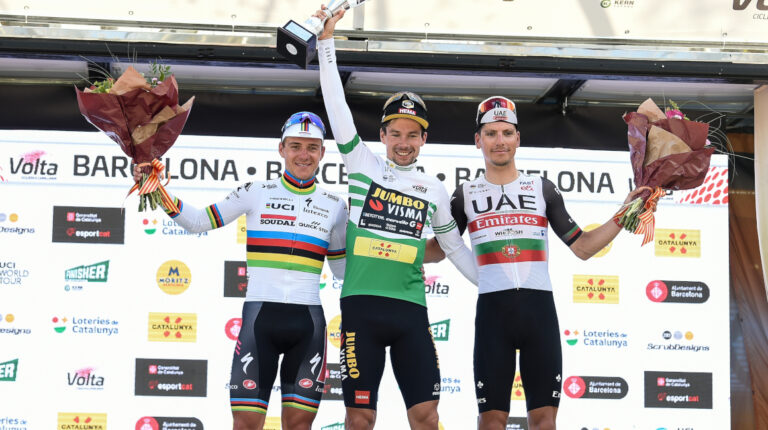 Remco Evenepoel, Primoz Roglic y Joao Almeida, en el podio de la Volta a Catalunya, el 26 de marzo de 2023. Son los favoritos para ganar el Giro de Italia.