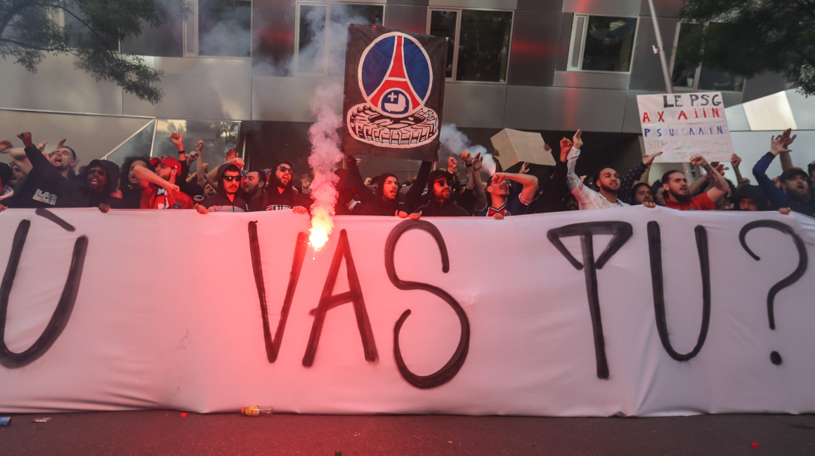 Hinchas del PSG protestan contra la dirigencia, Messi y Neymar en París, el 3 de mayo de 2023.