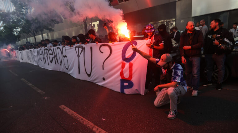 Hinchas del PSG, en las afueras de la sede del club, protestan en contra de la dirigencia, Messi y Neymar.