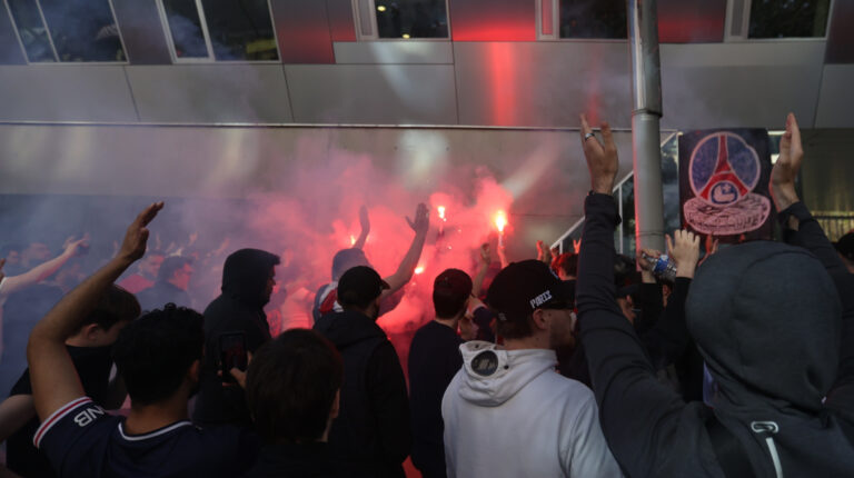 Aficionados del PSG protestan en contra de la dirigencia, Messi y Neymar cerca de la sede del club, el 3 de mayo de 2023.