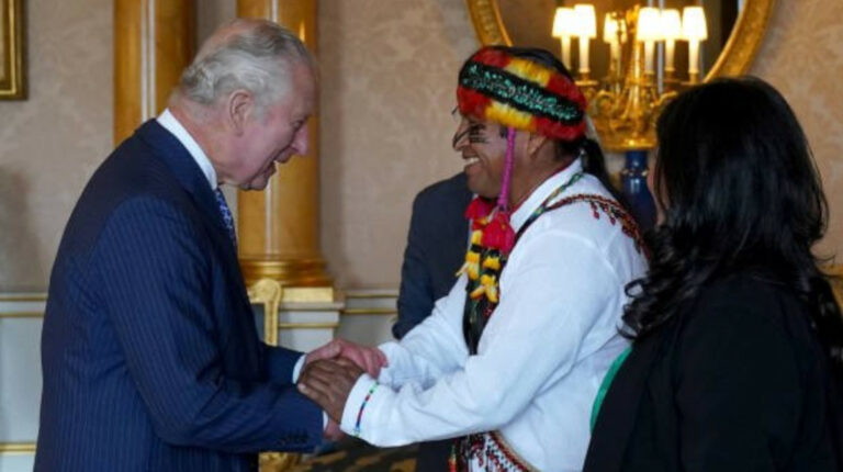 Líder indígena le pide al rey Carlos III que "salve la Amazonía"
