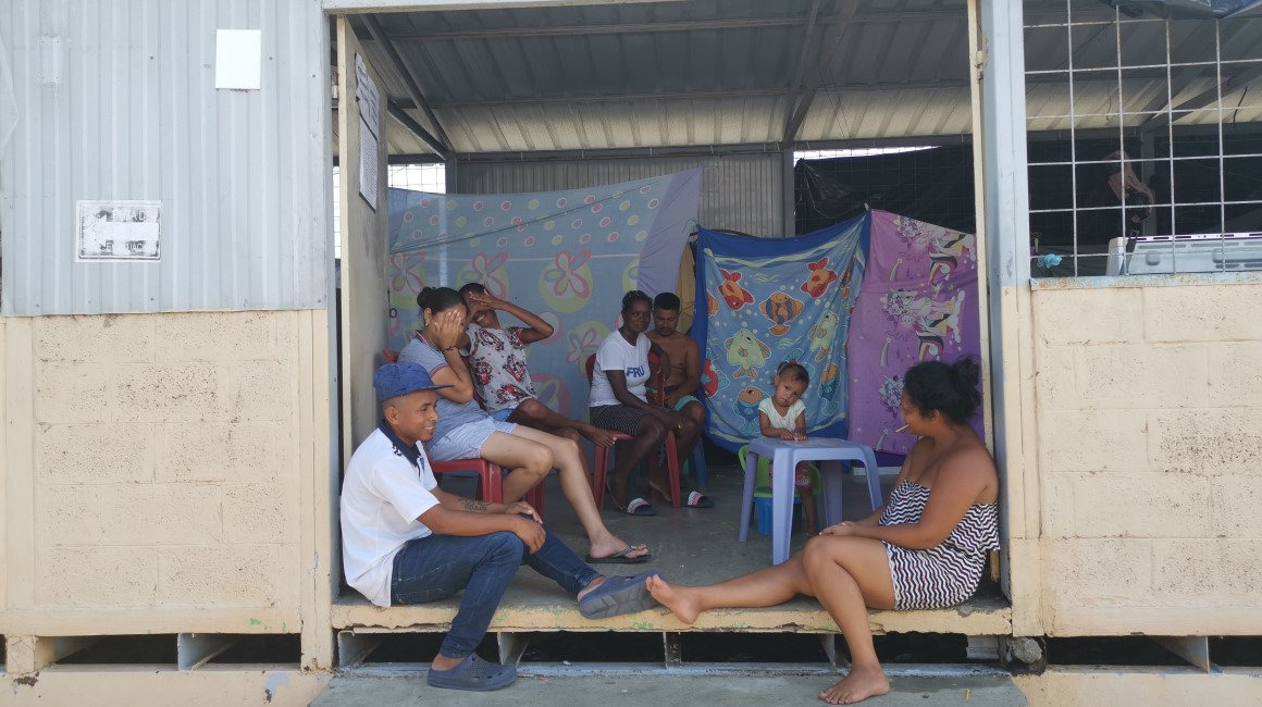 Dos barracas habilitadas como albergues acogen a 22 familias, 60 personas, damnificadas en Santa Lucía, en Guayas. 