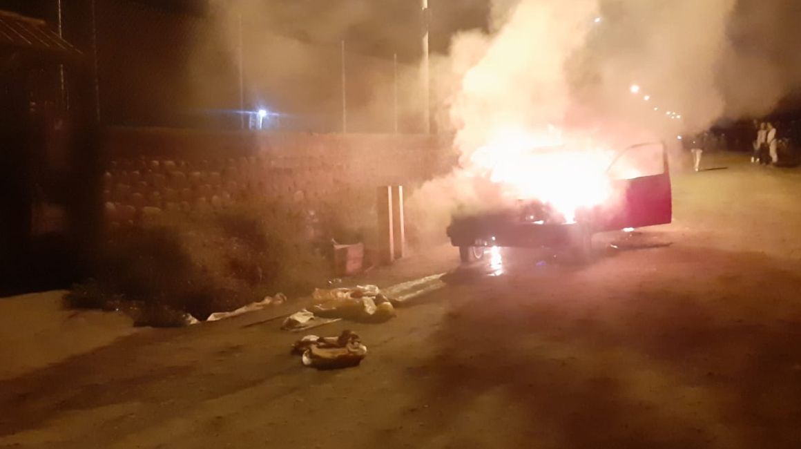 El vehículo de un ciudadano fue quemado en una parroquia rural de Cuenca, el 28 de abril de 2023. Los vecinos lo confundieron con un delincuente.