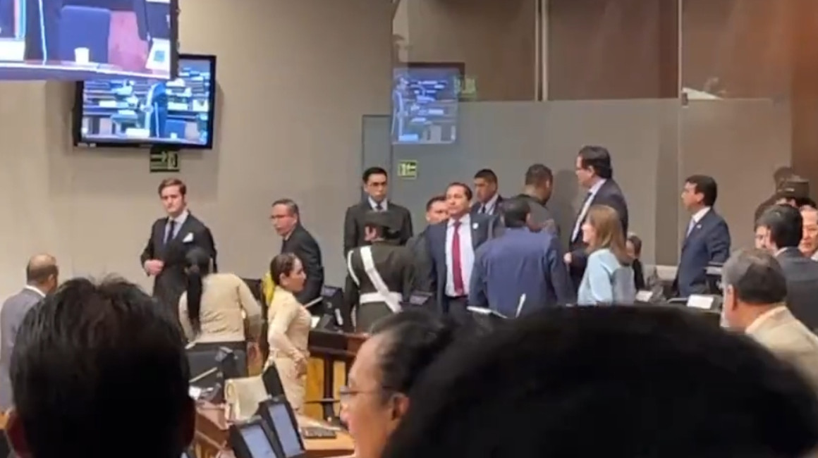 Imagen de altercado en la Asamblea entre los asambleístas Fernando Villavicencio y Esteban Torres, el 4 de mayo de 2023.