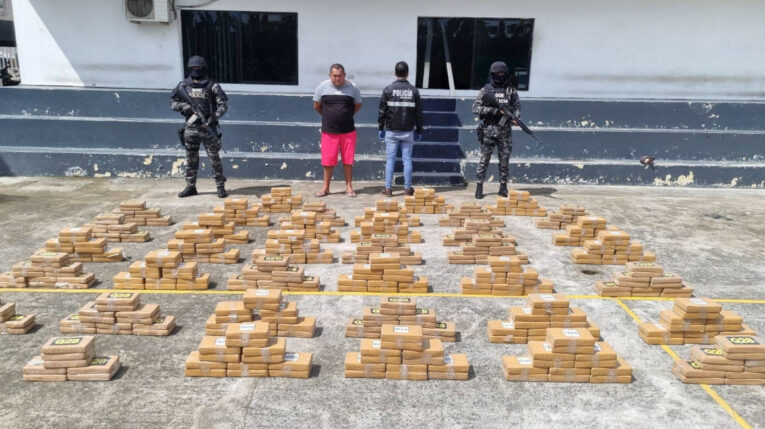 El 29 de abril de 2023, más de media tonelada de cocaína fue decomisada en El Carmen (Manabí). Un sospechoso fue detenido para investigaciones y permanece en la cárcel de Bahía de Caráquez.
