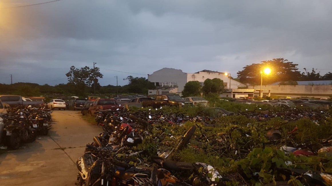 Vista de decenas de motos y autos en los patios de retención de la Policía Judicial en Puerto Hondo, en la vía a la Costa, al oeste de Guayaquil. 