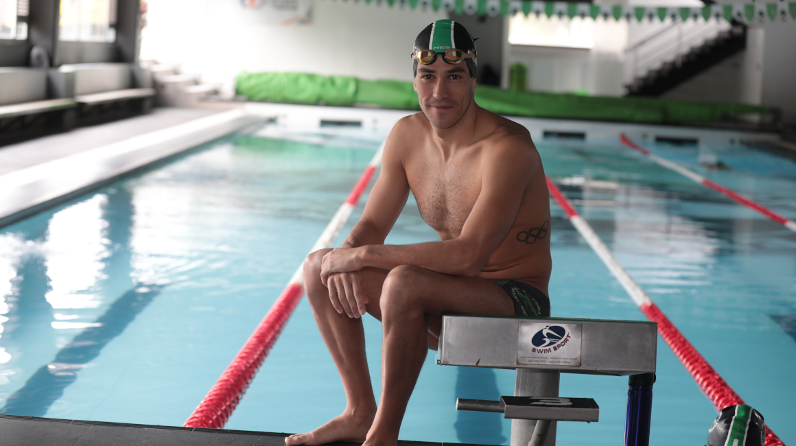 Esteban Enderica posa en la piscina donde entrena en Cuenca, el 29 de abril de 2023. 